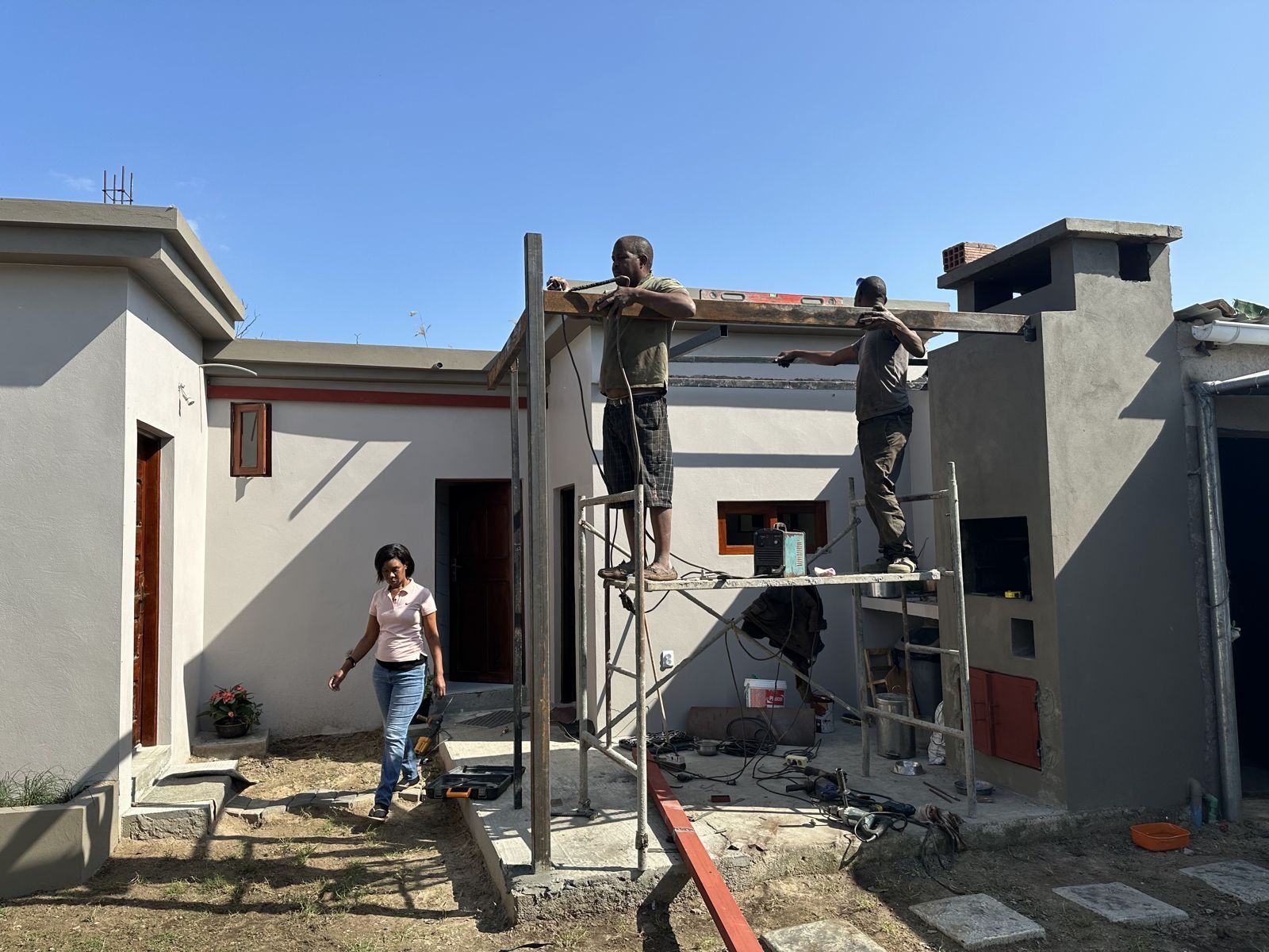 Equipa a trabalhar na fachada de uma moradia em obra